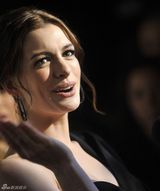 高清：安妮-海瑟薇出席活动 单肩礼服优雅知性