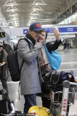 组图：郭晓冬携妻程莉莎赴德争奖 机场甜蜜自拍