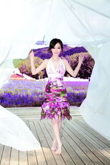 组图：薛佳凝海变身花之精灵 明媚动人华美蜕变