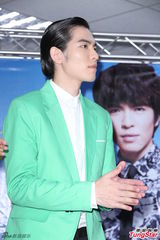 组图：萧敬腾亮相任招募大使 绿色小西装抢镜