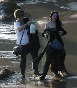 组图：《暮光》女主角新片扮公主 遭喷水露半球