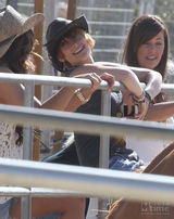 组图：MJ爱女帕丽斯与生母同游 热裤秀美腿