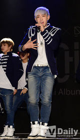 组图：韩国13人男团ToppDogg新专辑首唱会