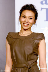 组图：蔡健雅三月开唱那英站台 两人台上跳舞