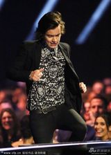 组图：单向乐队获全球成功奖 五子现场调戏奖杯