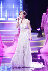 组图：张靓颖压轴献唱上影节 精湛演绎显气场