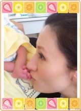 组图：李嘉欣近照曝光孕相不明显 亲吻外甥脚丫