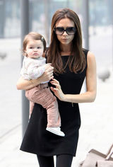 高清组图：维多利亚黑裙现身北京 小七嘟嘴可爱