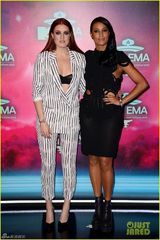 组图：女星扯裙露胸抢镜 水果姐绿裙保守