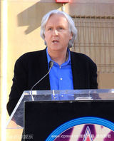 幻灯组图：卡梅隆留名星光大道 施瓦辛格到场助阵