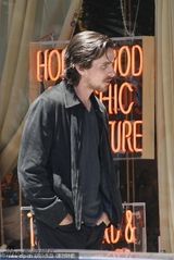 组图：贝尔现身电影片场 胡须拉碴落寞数钞票