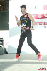 组图：吴建豪盼红馆开唱 签唱与粉丝亲密互动