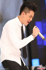 组图：宝弟献唱亡父高凌风歌曲数度哽咽