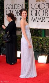 组图：第69届金球奖红毯谢琳-伍德蕾抹胸礼服亮相