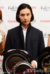 组图：韩星元斌亮相代言活动 长发显削瘦柔美