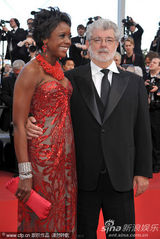 幻灯图集：乔治-卢卡斯杨紫琼捧场《华尔街2》首映