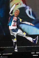 组图：任贤齐香港个唱白发登场 热吻好友陈升