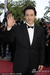 组图：埃夫隆库萨克等现身《报童》红毯