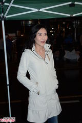 组图：叶玉卿冒雨拍贺岁片 欲加戏份增卖点