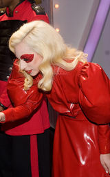 幻灯：Lady GaGa雷装出席皇家晚会 英女王忍俊不禁