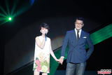 组图：许茹芸新婚首唱 与老公台上牵手拥抱