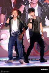 组图：谭咏麟现身跳机械舞 激情献唱要做不老校长