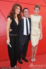 组图：影片《产前忧郁》首映 导演拥两美女演亮相