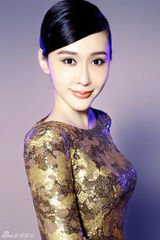 组图：陈美行性感复古露背装 高贵气质