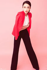 组图：张俪最新写真曝光 糖果色西服展春季流行