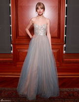 高清组图：泰勒-斯威夫特薄纱抹胸长裙清纯亮相