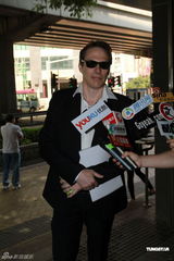 杜丽莎被告拖欠工资 其夫到庭应讯双方未达成和解