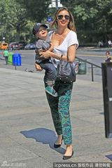 组图：米兰达深V抱子出街 小帅哥戴棒球帽萌翻