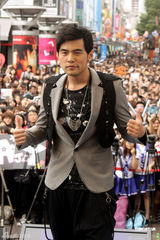 组图：周杰伦台北办签唱会不忘逗笑揶揄狗仔