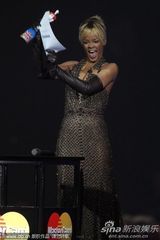 组图：蕾哈娜获全英国际最佳女歌手 破烂大T秀美腿