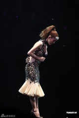 组图：关心妍个唱舞台美轮美奂 亲友老板皆捧场