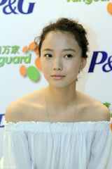 组图：王珞丹现身广州会粉丝 微博自嘲额头伤疤