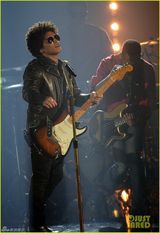 组图：火星哥激情开唱 性感舞伴劈腿勾引