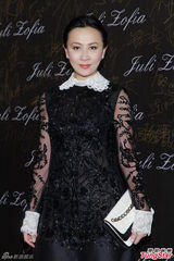 组图：李亚鹏离婚后香港露笑容 刘嘉玲贵妇装扮