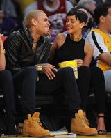 组图：蕾哈娜与克里斯-布朗看球赛欢度圣诞