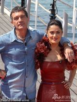 高清组图：《穿靴子的猫》亮相 班德拉斯拥吻海耶克