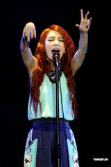 组图：Hebe语出惊人“胸部山” Ella搞笑扮丑相挺