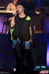 组图：陈奕迅演唱会化浓妆 搞怪献唱掀高潮