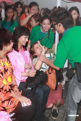 组图：赵雅芝优雅现身活动 两颊显消瘦