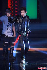 组图：谭咏麟劝祖儿多休养 何韵诗认与女友外游