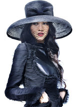 组图：韩雯雯冷艳复古装 游走时尚与文艺边缘