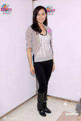 幻灯图集：陈法拉新年与粉丝共度 期望幸福安康 