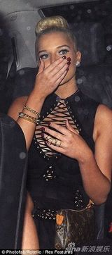 组图：海伦-弗拉纳甘黑线绑双乳弯腰露底