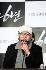 高清组图：韩片《26年》试映 任瑟雍架拐出席