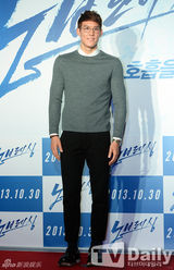 组图：金宇彬捧场李钟硕新片 少时等站台