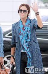 组图：张根硕赴中国办粉丝会 机场装风格独特